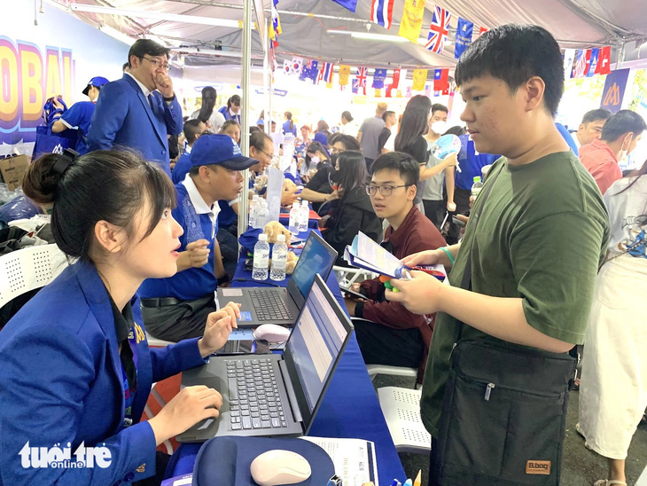 Nhiều trường công bố điểm chuẩn đại học, có ngành gần 10 điểm mỗi môn mới đậu - Ảnh 3.