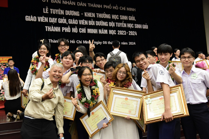 Thầy trò cùng vui mừng chụp ảnh bên nhau sau lễ tuyên dương khen thưởng - Ảnh: DUYÊN PHAN