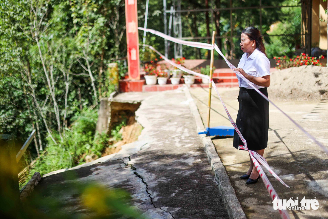 Những lớp học tạm bằng bạt của trẻ thơ sau sạt lở kinh hoàng - Ảnh 2.