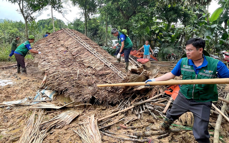 Nguyên quả đồi ở Lâm Đồng chực chờ sạt trượt vào ngôi trường gần 600 học sinh - Ảnh 5.