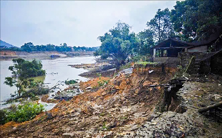 Nguyên quả đồi ở Lâm Đồng chực chờ sạt trượt vào ngôi trường gần 600 học sinh - Ảnh 2.