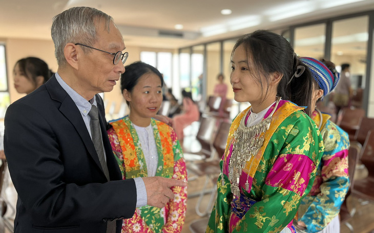 Nhà giáo Nguyễn Xuân Khang nhận nuôi những đứa trẻ thoát nạn ở vụ lũ quét tại làng Nủ - Ảnh 1.