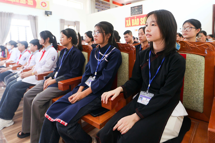 ‘Xe đạp bị mái tôn rơi vào hỏng, em mong có chiếc xe mới để hai chị em đến trường’ - Ảnh 4.