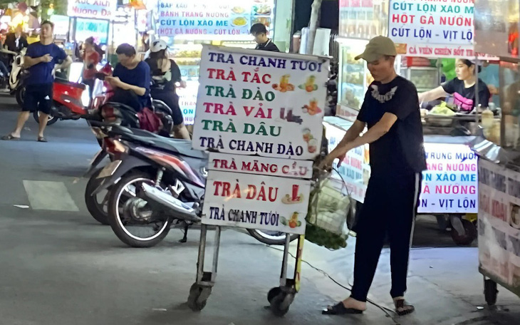 Hàng rong trước cổng trường: Đừng tạo thói quen cho học sinh ganh đua xài tiền - Ảnh 3.