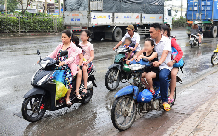 Biết bảo vệ tính mạng mình, sao không biết bảo vệ con mình? - Ảnh 2.