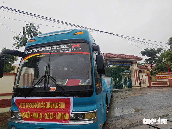 Cầu Long Châu sập, hàng trăm học sinh được nhà xe đưa đón miễn phí mỗi ngày - Ảnh 4.