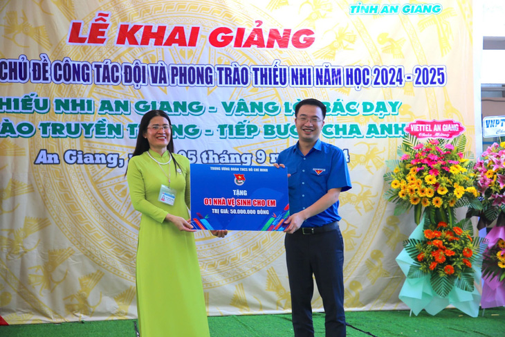 Ngày khai giảng ấm áp của học sinh đồng bào Khmer biên giới - Ảnh 2.