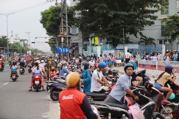 Đà Nẵng: Người xe bát nháo trước cổng trường học - Ảnh 3.