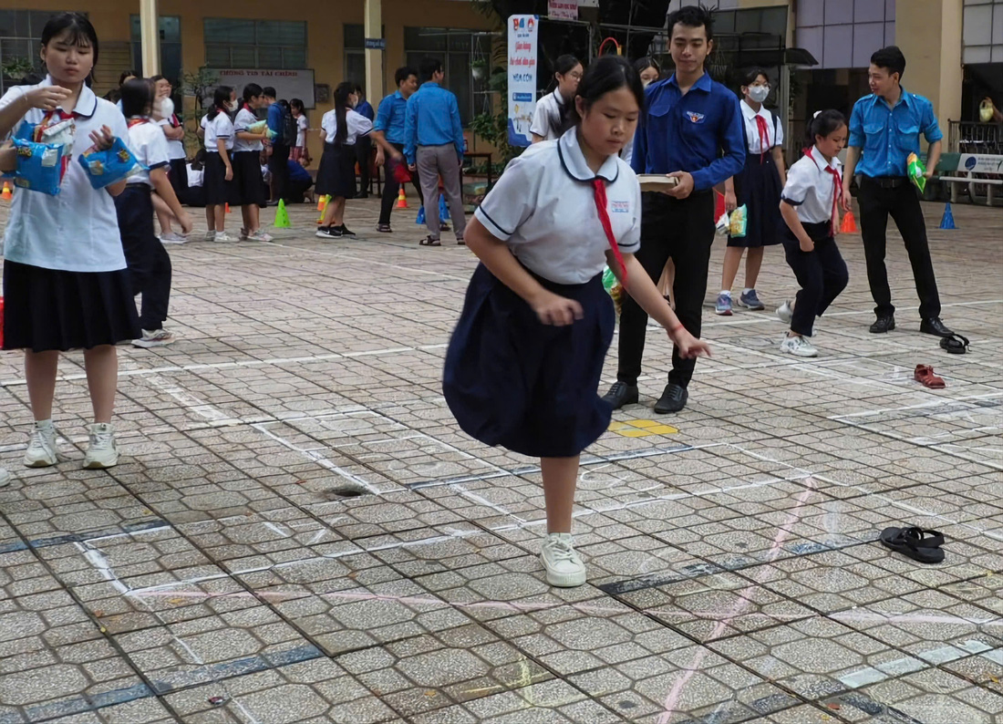 Học sinh bất ngờ trải nghiệm trò chơi dân gian khi thi 'văn hay chữ tốt' - Ảnh 5.