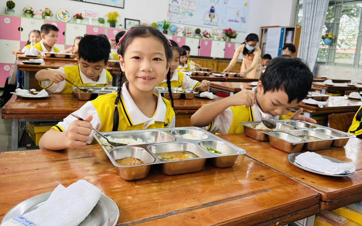 Mô hình đồng hành với bữa ăn bán trú của con, dễ mà sao lại ít trường thực hiện? - Ảnh 2.