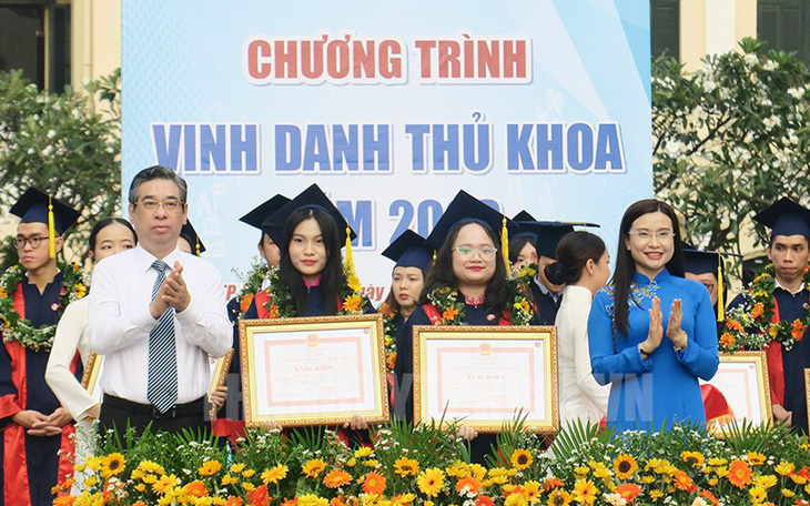 Ghi danh sổ vàng 100 thủ khoa xuất sắc Hà Nội - Ảnh 2.