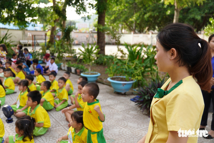 Lớp học 'mặn chát' giọt mồ hôi của gió biển - Ảnh 4.