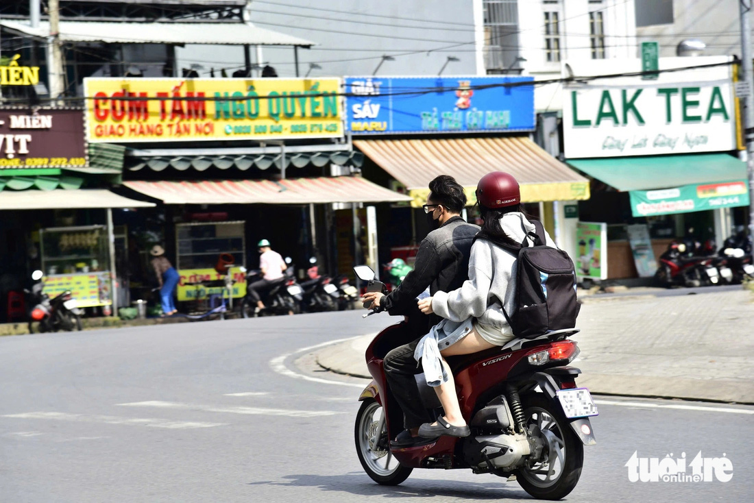 Không đội mũ bảo hiểm, tống ba… trong làng đại học TP.HCM - Ảnh 5.