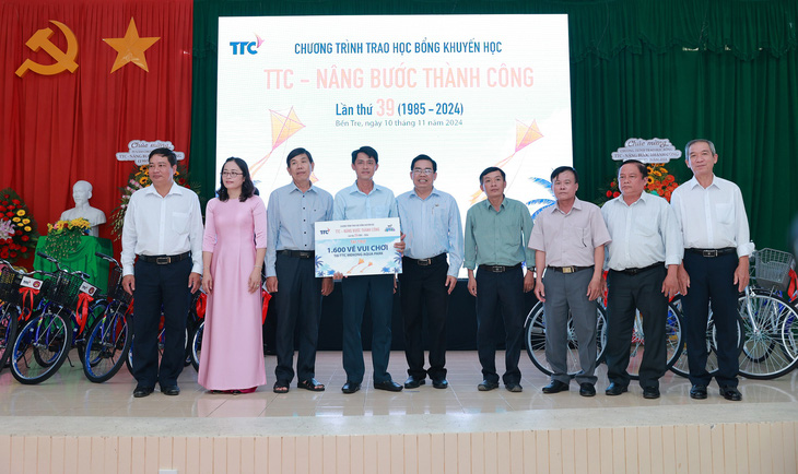 Tập đoàn TTC trao 568 suất học bổng đến học sinh tỉnh Bến Tre - Ảnh 4.