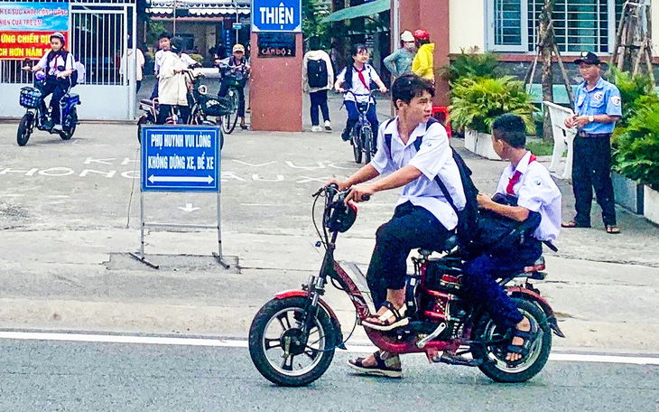 Xin đổi hoa 20-11 thành tập, sữa cho học sinh, thầy hiệu trưởng nhen lên vệt sáng - Ảnh 2.