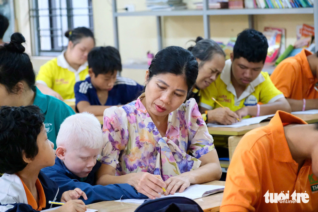 Lớp học của cô giáo ‘bao đồng, dở hơi’ - Ảnh 11.