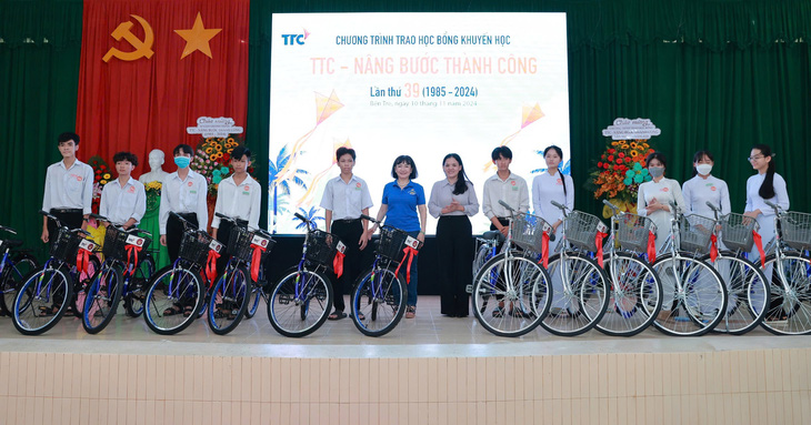 Tập đoàn TTC trao 568 suất học bổng đến học sinh tỉnh Bến Tre - Ảnh 2.