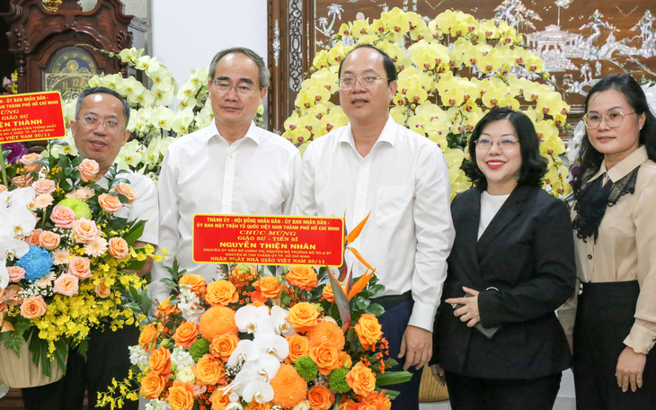 Phó bí thư thường trực Thành ủy TP.HCM thăm các nhà giáo tiêu biểu - Ảnh 3.