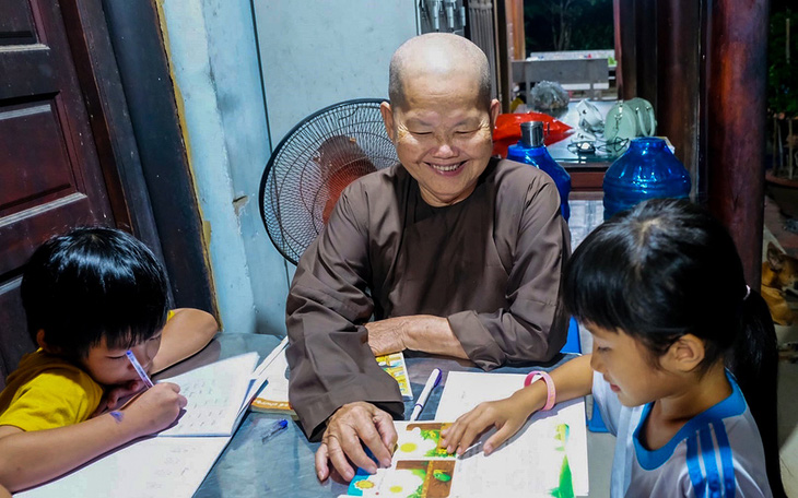 Cô giáo tình nguyện ngày ngày đưa trò tới lớp - Ảnh 2.