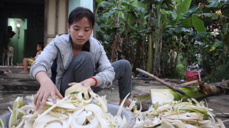 Bí thư huyện kết nối học bổng cho trò khuyết tật, khen cô giáo đưa trò tới lớp - Ảnh 2.