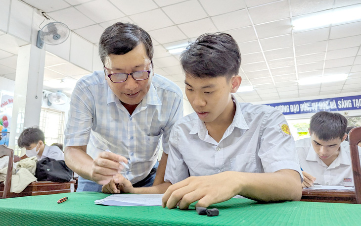 Cô giáo tình nguyện ngày ngày đưa trò tới lớp - Ảnh 3.