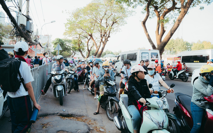 Cổng trường chứ đâu phải sân nhà mà phụ huynh đậu ô tô tùy tiện? - Ảnh 2.