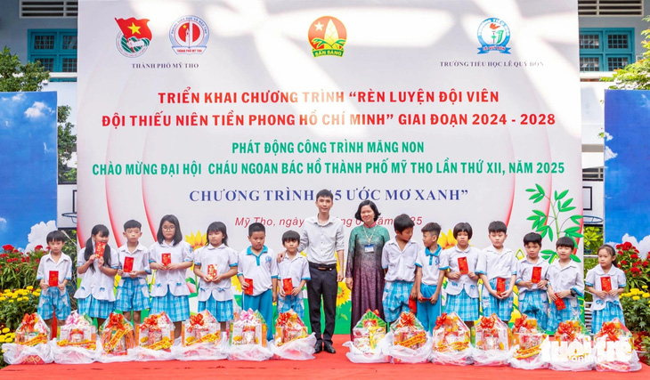 Nhiều học sinh khó khăn được tặng quà và lì xì nhờ chương trình nuôi heo đất - Ảnh 3.