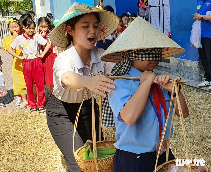 TP.HCM: Học sinh 6 quận, huyện cùng tìm hiểu về Tết cổ truyền thông qua trò chơi - Ảnh 2.