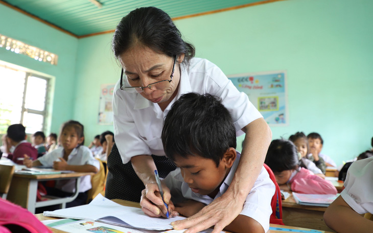 Hàng nghìn giáo viên vùng cao Thanh Hóa vui mừng có tiền thưởng vào dịp Tết - Ảnh 2.