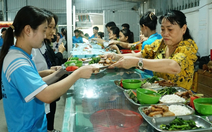 Giáo viên vùng cao Thanh Hóa tự nguyện ôn thi miễn phí cho học sinh - Ảnh 2.