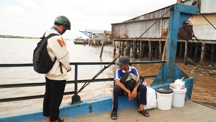 Xúc động hình ảnh cậu học trò Đất Mũi lượm ve chai trên đường đến trường - Ảnh 10.