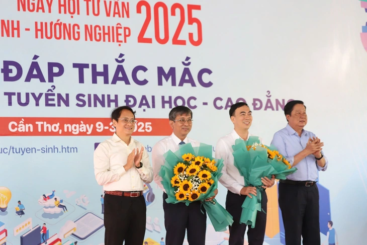 Tưng bừng khai hội tư vấn tuyển sinh hướng nghiệp 2025 tại Cần Thơ - Ảnh 11.