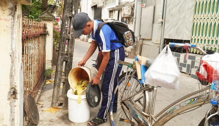 Xúc động hình ảnh cậu học trò Đất Mũi xách cặn, lượm ve chai trên đường đến trường - Ảnh 8.