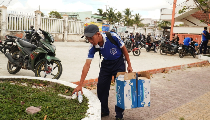 Xúc động hình ảnh cậu học trò Đất Mũi xách cặn, lượm ve chai trên đường đến trường - Ảnh 4.