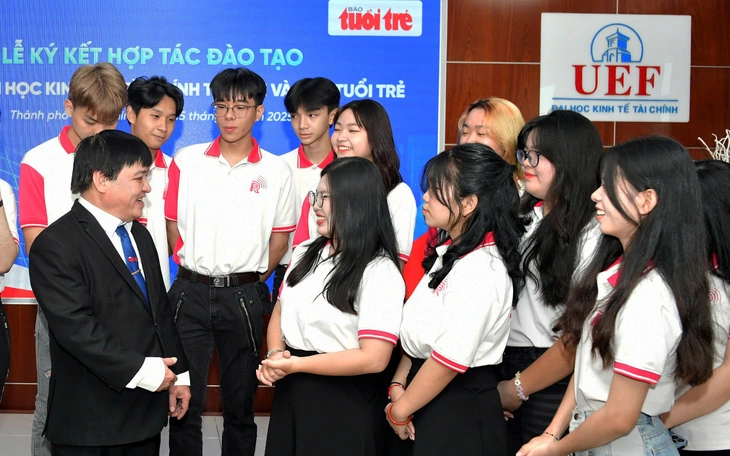 Sinh viên Trường đại học Kinh tế - tài chính TP.HCM bắt đầu học tại báo Tuổi Trẻ - Ảnh 8.