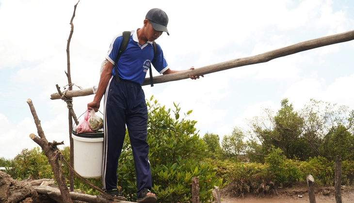 Xúc động hình ảnh cậu học trò Đất Mũi xách cặn, lượm ve chai trên đường đến trường - Ảnh 11.