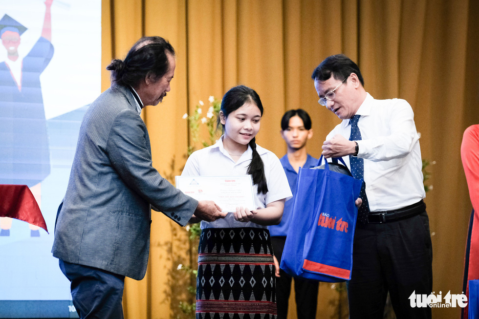 Sáng nay trao học bổng Tiếp sức đến trường cho 100 tân sinh viên Quảng Nam - Đà Nẵng - Ảnh 5.