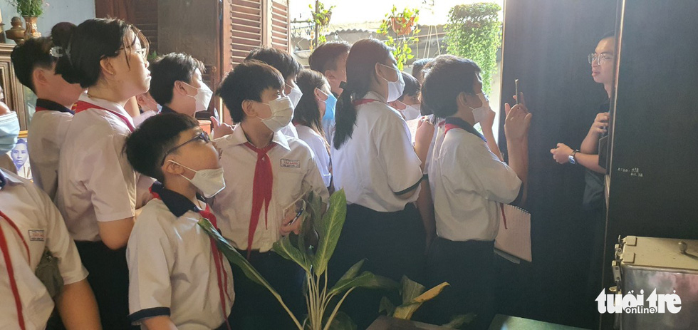Học sinh thích thú học lịch sử ở căn cứ Biệt động Sài Gòn - Ảnh 6.