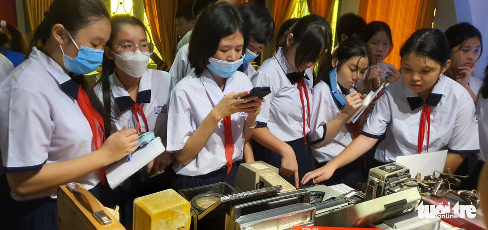 Học sinh thích thú học lịch sử ở căn cứ Biệt động Sài Gòn - Ảnh 2.
