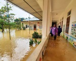 Nước ngập lênh láng, gần 300 trường ở Nghệ An cho học sinh nghỉ học