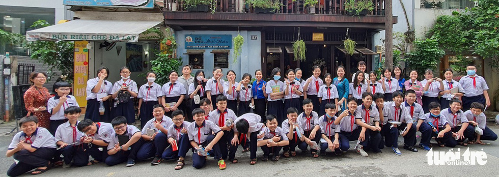 Học sinh thích thú học lịch sử ở căn cứ Biệt động Sài Gòn - Ảnh 7.