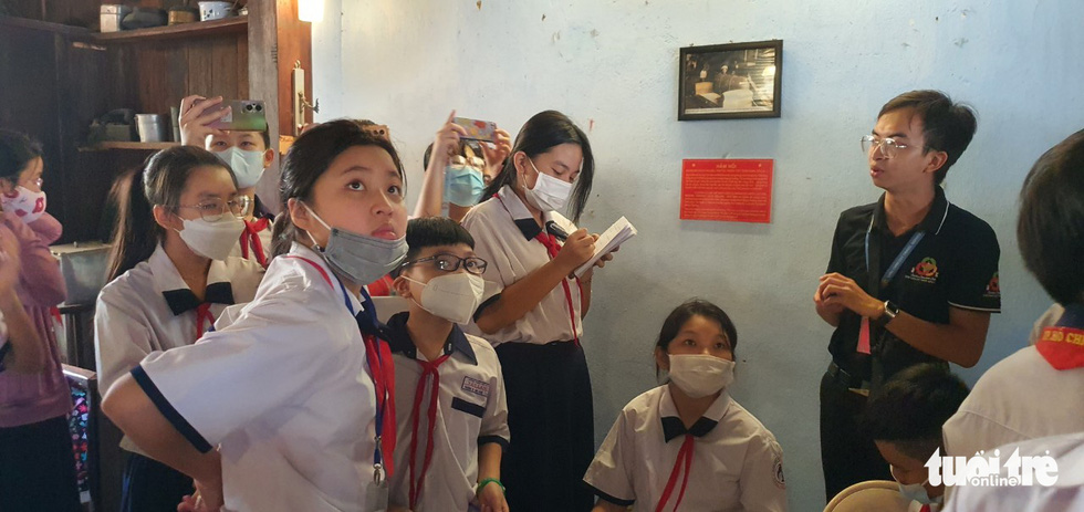 Học sinh thích thú học lịch sử ở căn cứ Biệt động Sài Gòn - Ảnh 3.