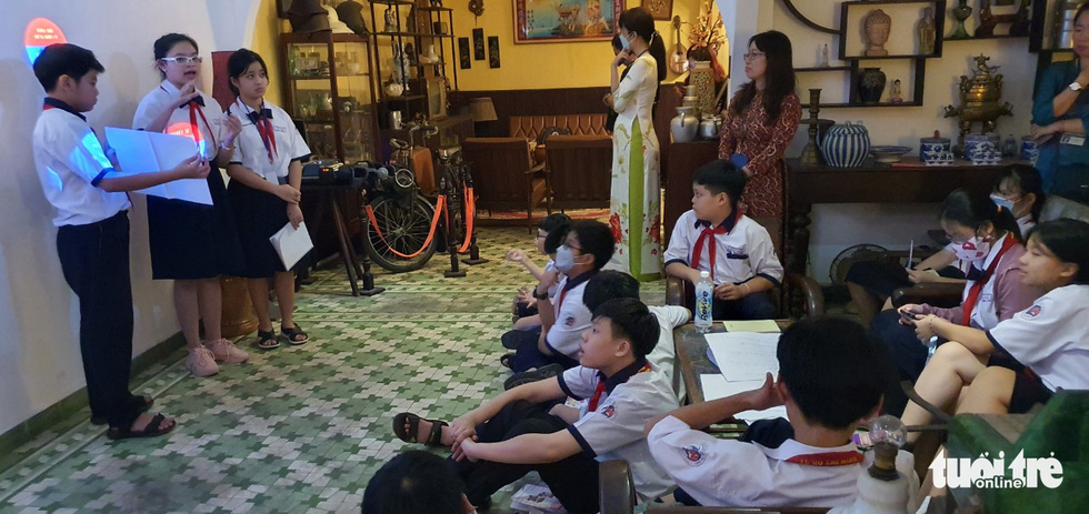 Học sinh thích thú học lịch sử ở căn cứ Biệt động Sài Gòn - Ảnh 5.