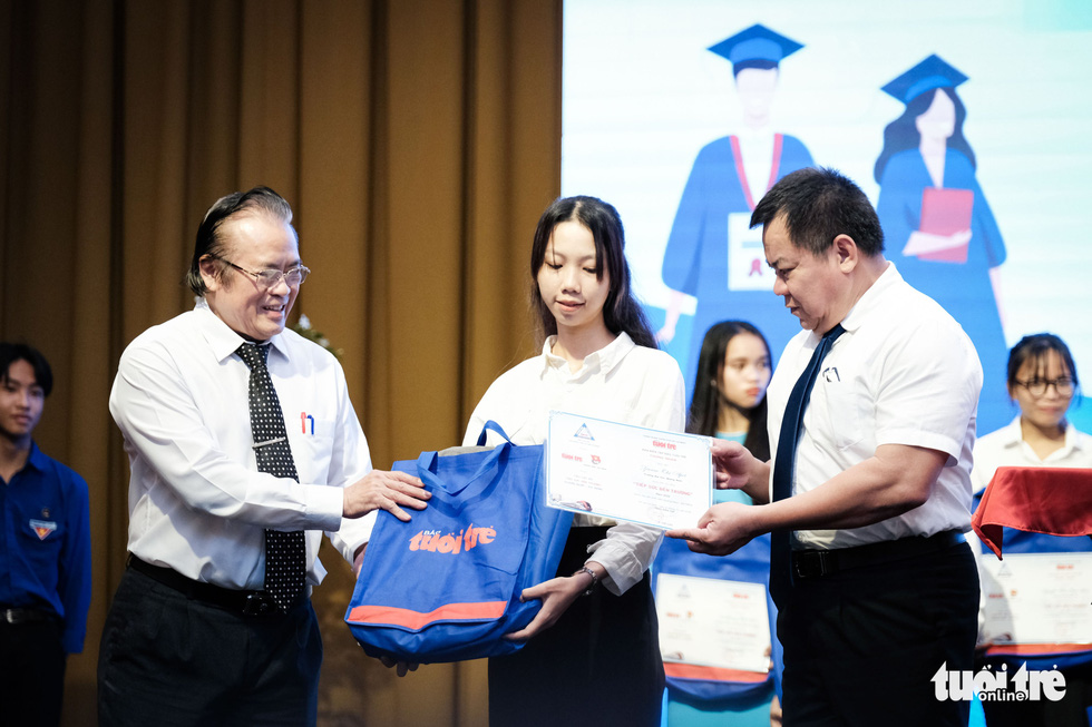 Sáng nay trao học bổng Tiếp sức đến trường cho 100 tân sinh viên Quảng Nam - Đà Nẵng - Ảnh 6.