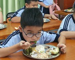 Một trường tiểu học ở TP.HCM tổ chức ăn bán trú học sinh tự phục vụ