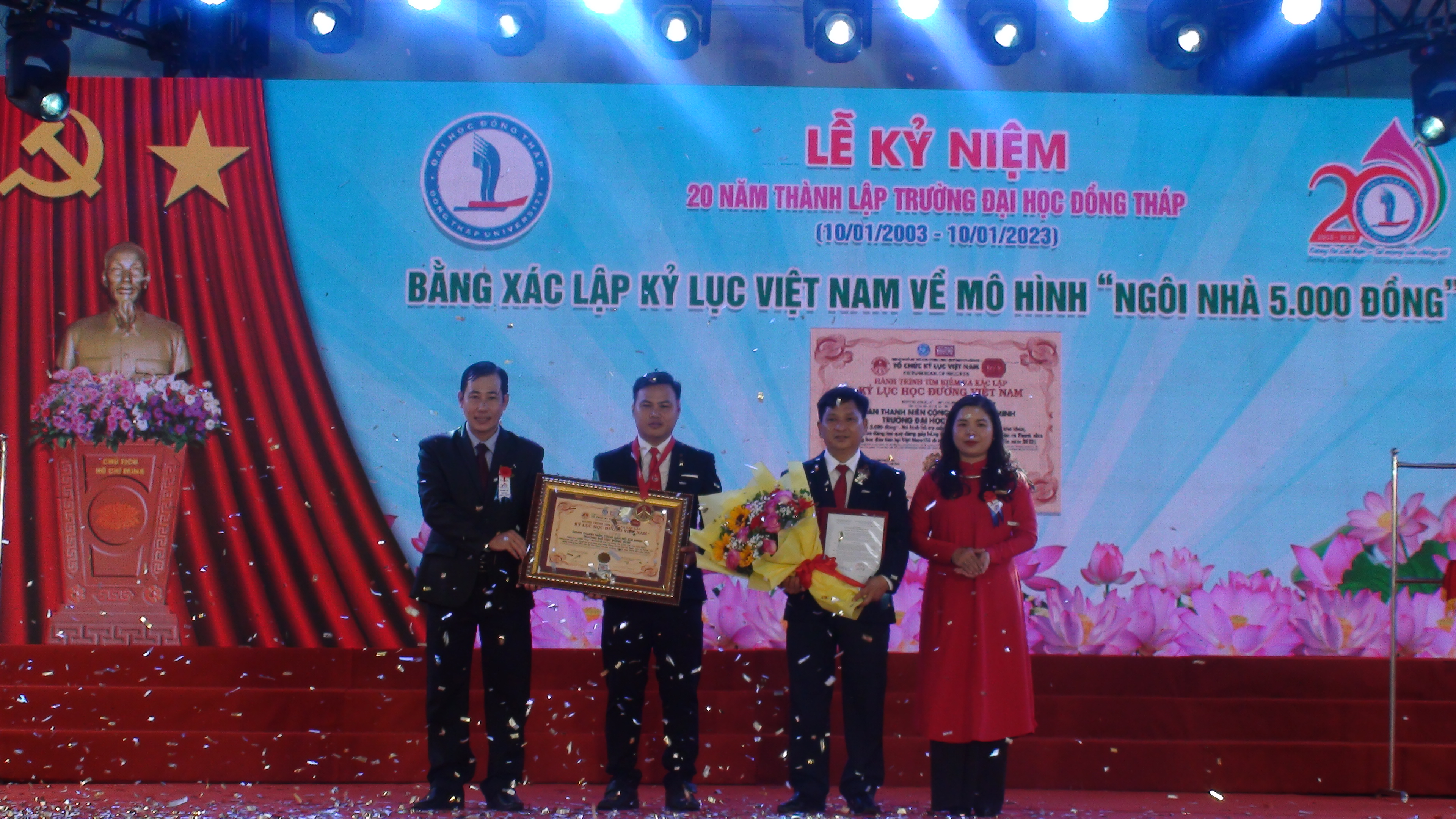 Trường đại học Đồng Tháp nhận kỷ lục Việt Nam - Ảnh 2.
