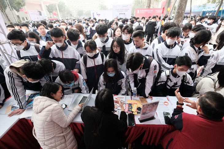 Hàng ngàn học sinh Nghệ An chờ đợi tư vấn tuyển sinh - Ảnh 3.