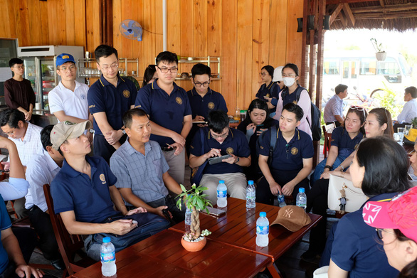 Học viên chính sách công trong một chuyến thực địa tại tỉnh Bạc Liêu tháng 4/2023. Ảnh: Quang Tuệ