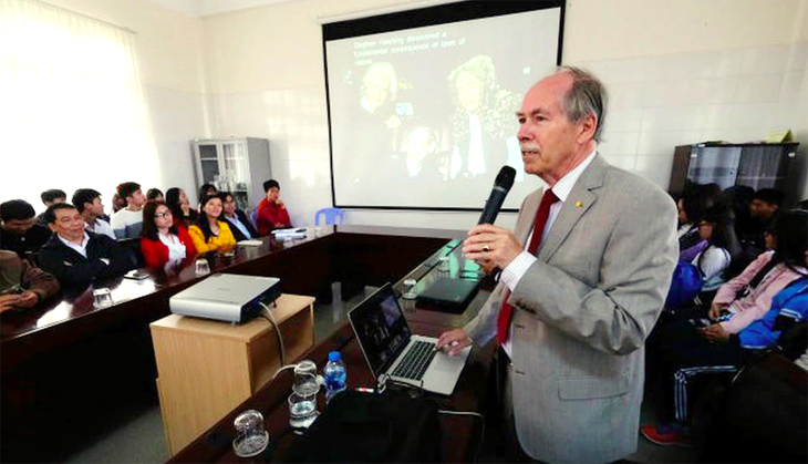 Giáo sư Gerard ‘t Hooft chia sẻ kiến thức vật lý tại Đà Lạt ngày 7-5-2018 - Ảnh: M.VINH