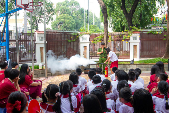 Học sinh Trường quốc tế Á Châu được học về kỹ năng phòng cháy chữa cháy trong tuần lễ tựu trường đầu tiên - Ảnh: CTV